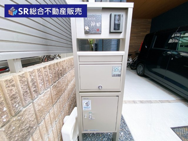 不在時の荷物の受け取りも楽な宅配ボックス有♪玄関には防犯カメラもあります！