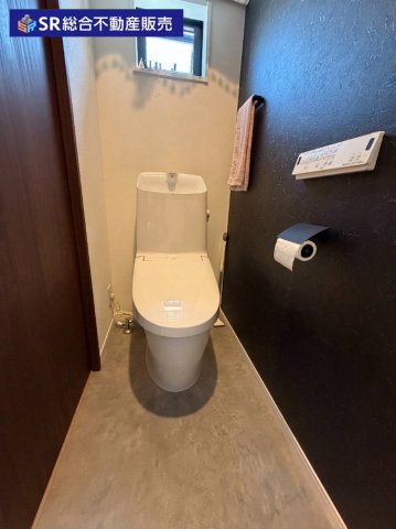 温水洗浄便座もございます♪（2Fトイレ）（AIにより家具・小物類を消去しています。）