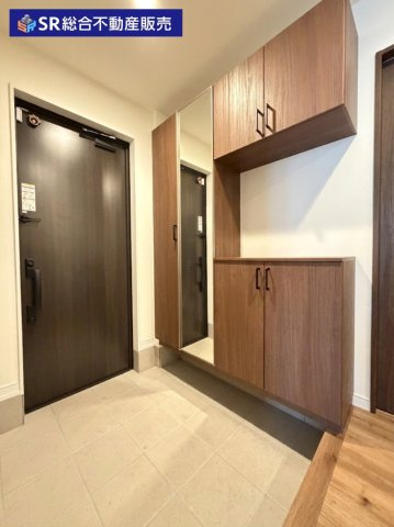 小さいお子様が2人は並んで靴の脱ぎ履きができる広さです！（AIにより家具・小物類を消去しています。）