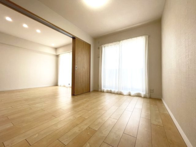 LD横の洋室は、扉を開けて解放感ある空間に。　