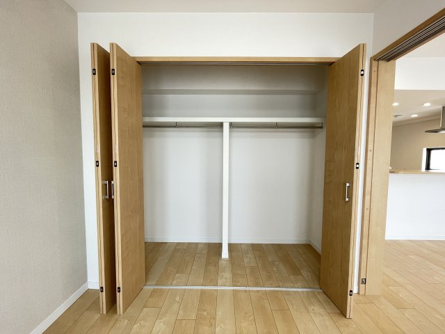 仕切りのあるクローゼットは、収納棚を追加しなくても、綺麗に整理整頓出来ます。　