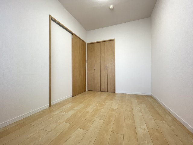 リビングから離れたお部屋は、静かに仕事をするのにもピッタリな空間です。　