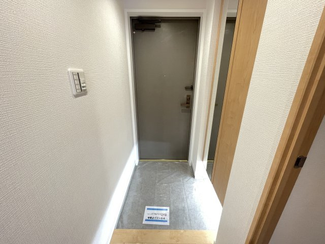 大きな鏡のついた玄関で、お出かけ前の身だしなみチェックもバッチリです。　