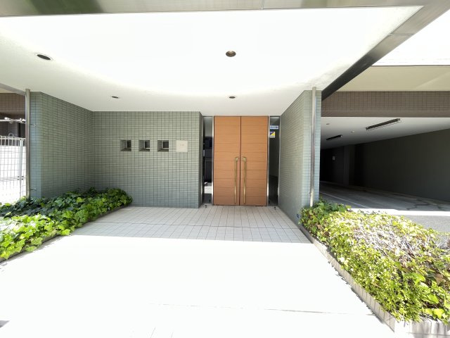 マンションの顔でも明るく広々としたエントランスが迎えてくれます。　ある、高級感漂うエントランス。　