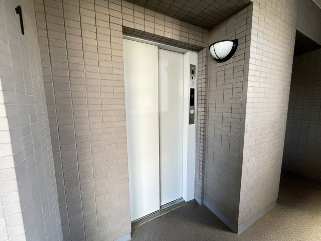 重たい荷物を持っていても、エレベーターがあれば安心です。　