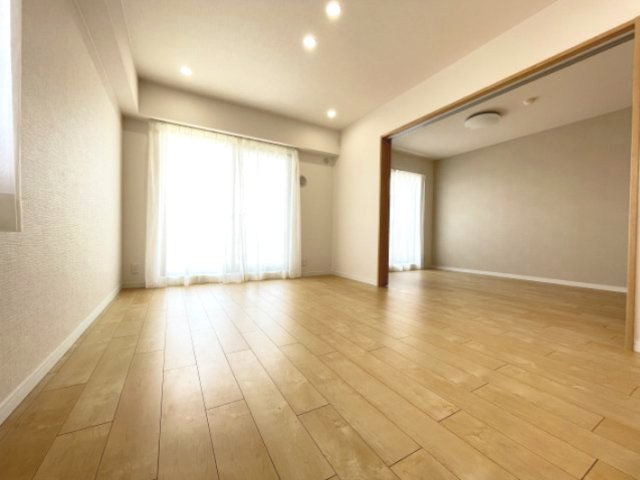 広々としたLDKは、隣接するお部屋の扉を開けて、さらに解放感ある空間に。　