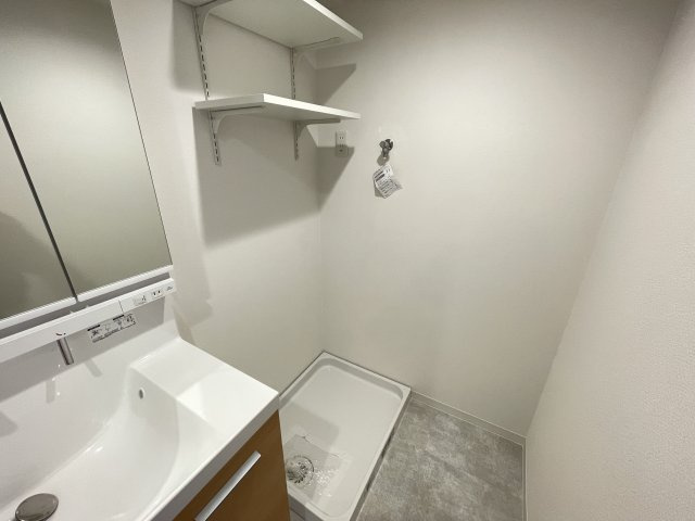洗濯機置き場の上にも収納スペースがあり、小さなお子様の洗剤等の誤飲も心配不要。　