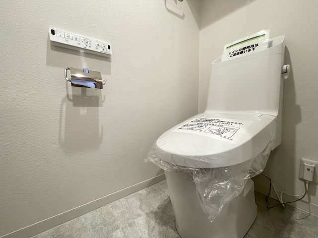 温水洗浄便座付きの清潔感あるトイレは、落ち着いた空間に。　