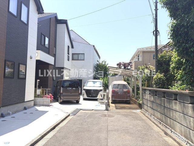 ゆったりとした駐車スペースを確保しているので、大きめのお車でも駐車可能です。