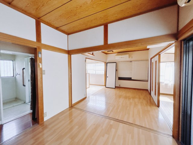 ■リビング｜木製で懐かしさのある家具やアンティーク調の小物に囲まれてレコードを流したり小説を読んだり…そんな心ときめく暮らしをしませんか？