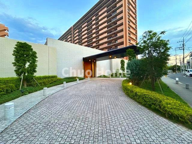 【エントランス】マンションのエントランスは、その物件の印象を決める、顔とも言える場所です。毎日通る場所ですからきれいなのが一番です。