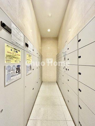 【宅配ボックス】在宅時・不在時に関わらず、居住者の代わりに非対面で宅配物を受け取ってくれる便利な設備です。わかりやすくご説明致しますので見学時にはお部屋だけではなく共用部分もぜひチェックしてください。