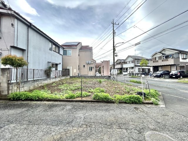 物件東側より撮影しております。　東側前面道路は通り抜けのない幅員4.5?道路でございます。
