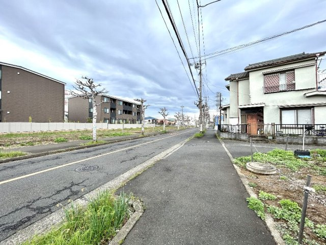 当該地より東向きに撮影しております。　見通しが良く、交通量が少ない道路です。