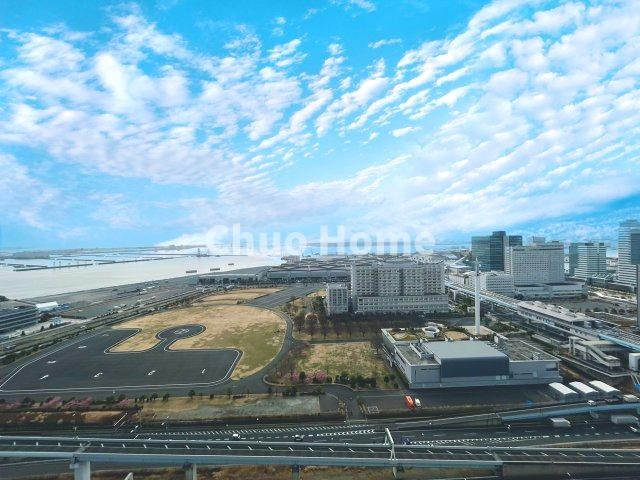 手を伸ばせば、ふれることが出来そうな環境が、そのままインテリアになったような印象です。その豊かな眺望にふさわしい空間には、通風・採光にも優れ、心地よい光と風があふれています