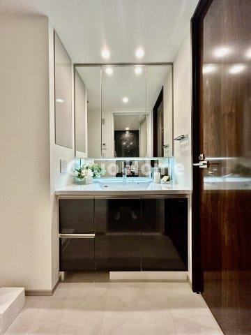 【洗面化粧台】洗面化粧台には三面鏡を採用。身だしなみを整えやすい事はもちろんですが、鏡の後ろに収納スペースを設ける事により、散らかりやすい洗面スペースをすっきりさせる事が出来るのも嬉しいですね