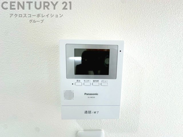 訪問者が来たときにテレビ画面で確認できるため、安心してドアを開けられます。録画機能があるものもあり、留守中に来訪者を記録しておくことができます。利便性が高く、セキュリティ面でも安心です。