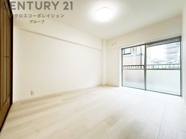 明るい色合いのフローリングとクロスを使用した洋室は家具やインテリアとも調和しやすく空間が広く感じられ開放感を生み出します。自然光を効果的に反射し、室内を明るく保つため、日中の照明使用を抑えられます。