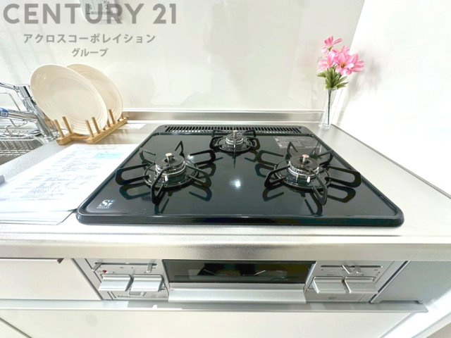 多数の調理器具を同時に使用でき、料理の効率化が可能。省エネで節約になり、様々な料理スタイルに適応できます。また、火力調整が独立しており、手入れや掃除もしやすく、今よりもっとお料理が楽しくなるかも。