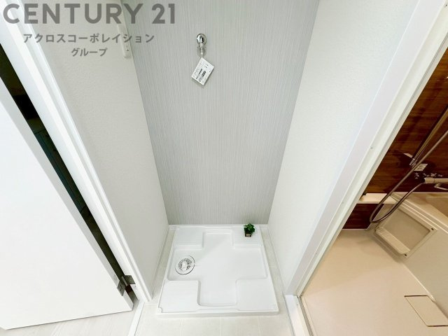 洗濯物の仕分け作業がしやすく、整理整頓が容易になります。洗濯音や湿気を他の部屋に持ち込まず、生活環境を快適に保ちます。上部を活用すれば収納スペースを確保でき洗剤や洗濯用品の整理もしやすくなります。