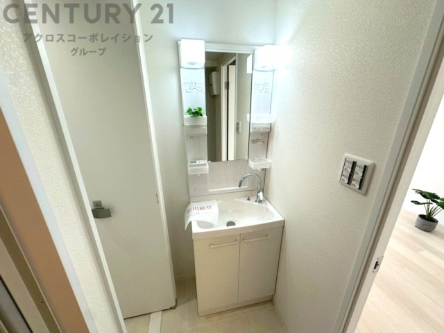 化粧品や洗顔料、歯ブラシなどの必需品をまとめて置ける収納スペースがあり、使用するたびに取り出す手間が省けます。また、水回りのため、濡れても大丈夫な素材が使用されており、お手入れが簡単です。
