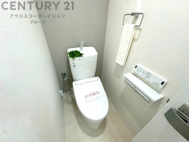 温水洗浄便座付トイレは温水洗浄機能により、暖かい水でおしりを洗浄することができ、冷たい水を使う従来の便座に比べ、温水洗浄機能で暖かいトイレを提供し、快適な使用を可能にします。