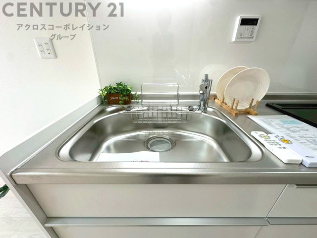 大きなシンクでお鍋などの大きな調理器具を洗う際にも便利です。