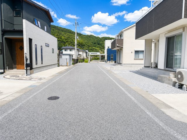 前面道路含む現地写真です