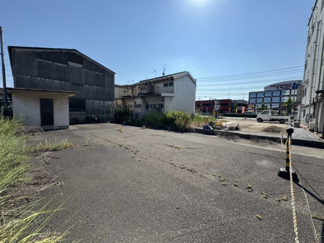 前面は舗装済みのため車の出入りも安心。道路から奥まった立地は静かでプライバシーが確保しやすく、駐車場や家庭菜園、物置など多用途に活用可能です。建築条件なしで、自由な設計で理想の住まいを実現できます。
