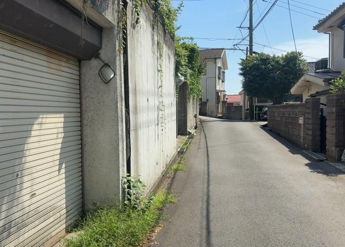 南側道路の場合は長い時間光を入れ込むことができるため、庭やリビングを道路側に持ってくることが多く土地価格も高い傾向にあります。一方北側道路だとリビングや庭が南側になりプライバシーを守ることができます。