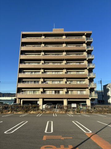 整った街並みに映える、落ち着いた佇まいの分譲マンション