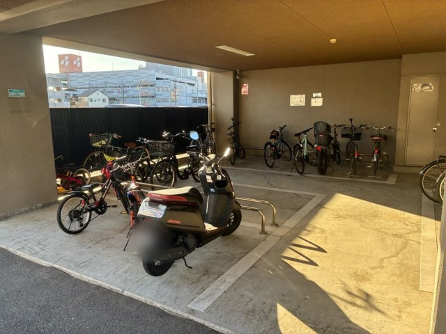 屋根付きの駐輪スペースを備えています