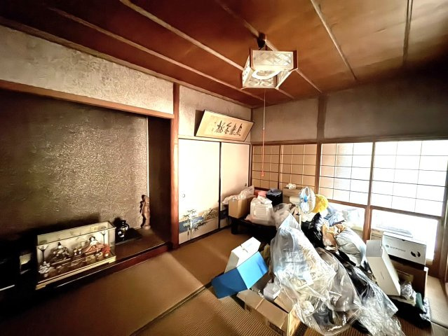床の間や欄間が残る和室は、趣のある佇まいで客間としても最適。障子から差し込む光が畳に映え、落ち着いた時間を演出。海を望む立地にあり、夏には住吉花火大会の花火を鑑賞できる特別なロケーション。