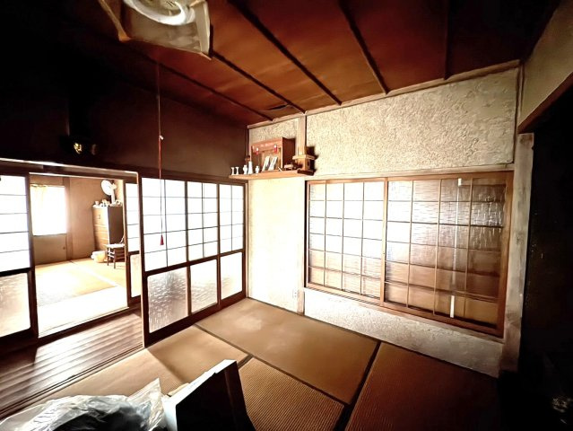 和室は、障子越しのやわらかな光に包まれる心安らぐ空間。日本家屋の趣を感じさせ、縁側越しに四季の風情を楽しめます。窓からは爽やかな潮風が入り、夏には住吉花火大会の迫力ある花火を眺められる贅沢な環境が魅力