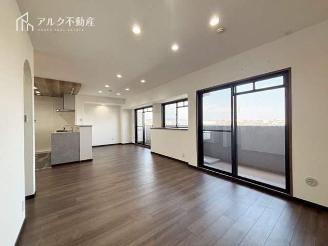 LDK約20.0帖。バルコニーからの陽光降り注ぐ明るいリビング。