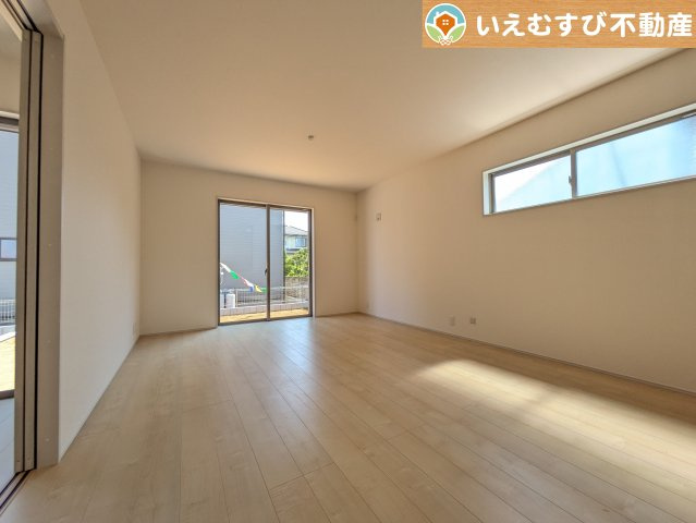 ご家族みんながゆったりくつろげるリビング　ゆとりの空間でくつろいだり遊んだり、家族の時間が楽しみですね♪