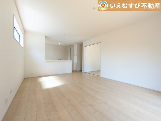 開放感と家族との距離感にこだわったＬＤＫ　採光たっぷりのリビングで休日には家族みんなでくつろげそうですね♪