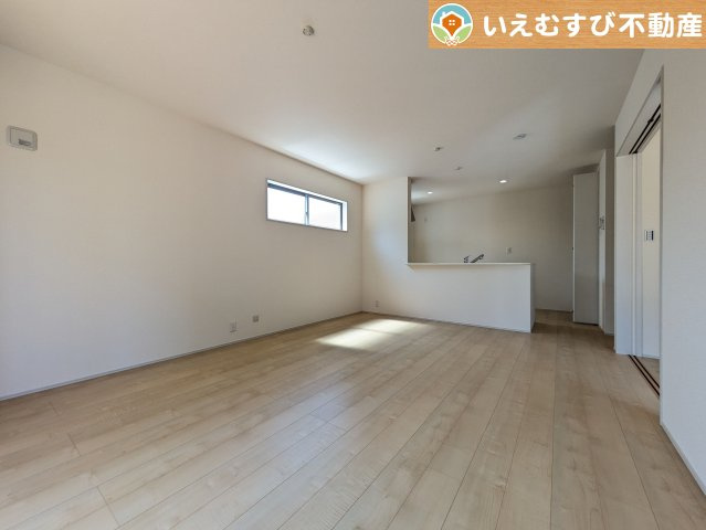 ナチュラルな色合いで落ち着いた印象のリビングダイニング　ぬくもりのあるナチュラルな空間。グリーンを飾っても相性が良さそうですね♪