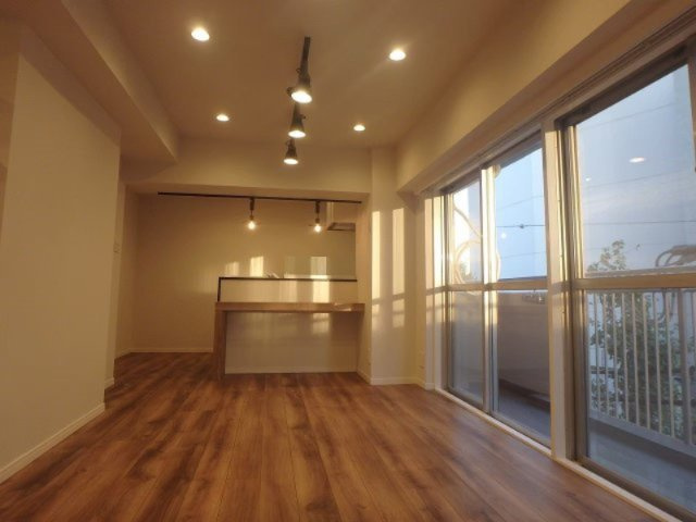 南東向きの大きな開口部が魅力のLDK。　明るく開放的な空間で、ご家族との時間をゆったりお過ごしいただけます。