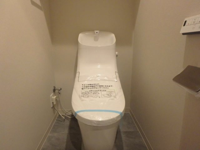 清潔感のあるシンプルなトイレ空間。　温水洗浄便座付きで、快適にお使いいただけます。