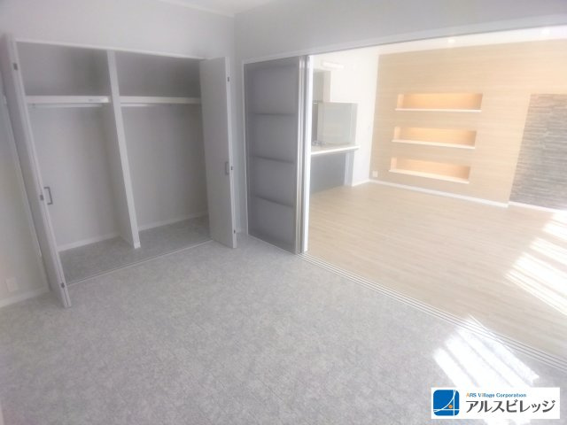 洋室の仕切りを開ければ開放的な空間に