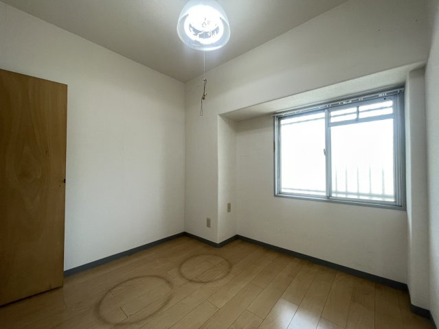 寝室や子ども部屋、書斎、趣味のお部屋など、ご家族のライフスタイルに合わせて活用できる一室。自然光を取り込みながら換気も行えます。個室として独立しているため、在宅ワーク用のスペースとしても活用。