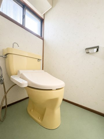 ◆清潔感のある白を基調とした落ち着ける空間。小窓をもうけていますので、こもりやすい空気の入れ替えも簡単に行えますね！※一部加工あり