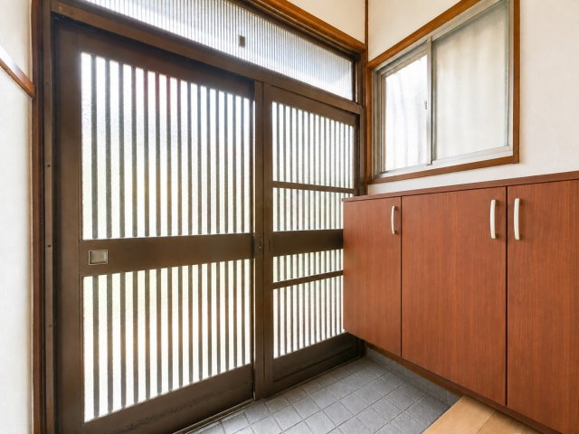 ◆明るい玄関です！散らかりやすい玄関もスッキリする大容量のシューズボックス付き。※一部加工あり