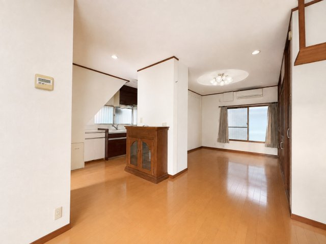 ◆家族で食卓を囲むダイニングスペースと、ソファでゆったりくつろぐリビングスペースがしっかり区切られているので家具の配置や用途を使いわけしやすいです。※一部加工あり