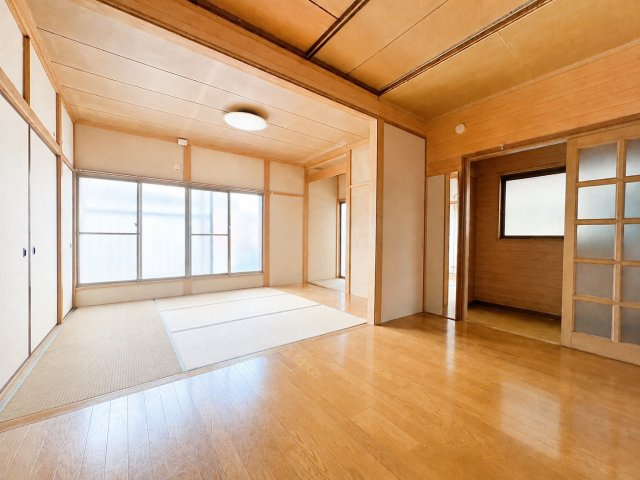 ◆室内はいつも明るい印象なので気持ちの良い朝を迎えられます。各部屋にはクローゼットを完備しており、収納が多いお家はすっきりして快適空間です。※一部加工あり
