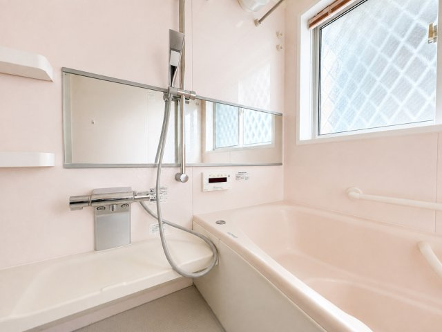 ◆モダンデザインの空間が気持ちよさを高めてくれるバスルーム。すっきりとした清潔感の中に都会的なセンスが感じられ、心身をリフレッシュできる寛ぎを深めてくれるスペースです。※一部加工あり