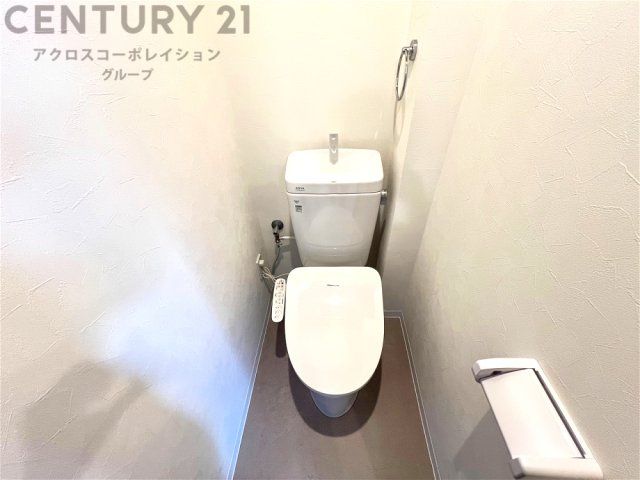温水洗浄便座付トイレは温水洗浄機能により、暖かい水でおしりを洗浄することができ、冷たい水を使う従来の便座に比べ、温水洗浄機能で暖かいトイレを提供し、快適な使用を可能にします。