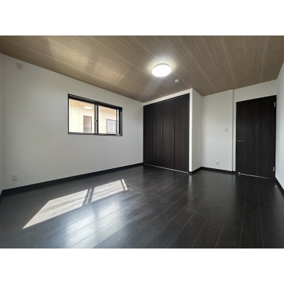 天井に木目を取り入れたデザイン性の高いおしゃれな住空間♪*