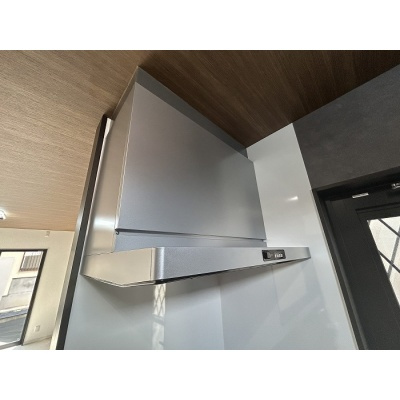 シンプルで掃除しやすいスリム型レンジフード付きです☆*